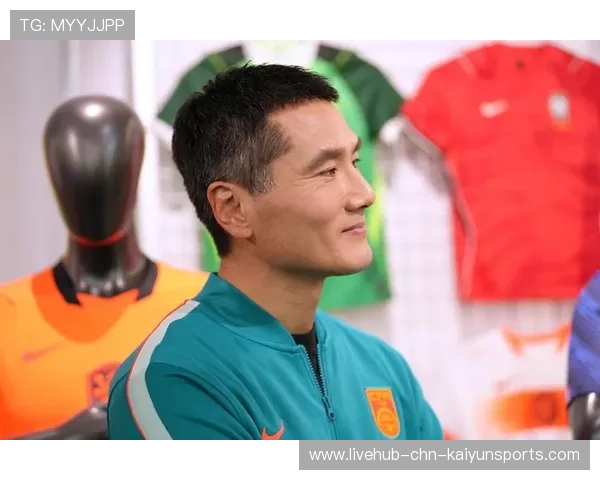 邵佳一作为男足主帅考察严鼎皓,重点关注中场组织表现